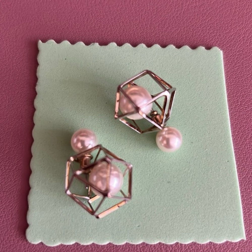 Fashion earrings with stylish stud and wear